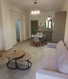 Alikanas Apartment | EVDOKIAS Apt,brand new 2025 modern Apt in the center of Alikanas