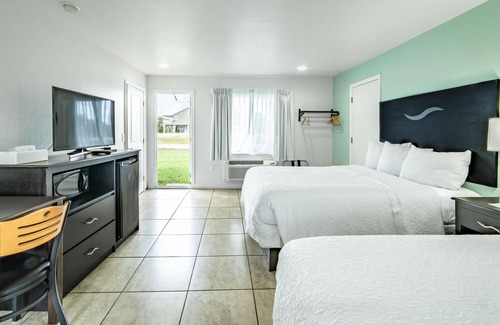 Everglades City Hotel | Everglades City Motel - Queen Room, 2 Beds, Kitchenette and Back Door