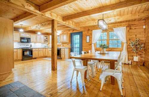 Mount Holly Cabin | Evergreen Hideaway: Okemo central cabin + hot tub