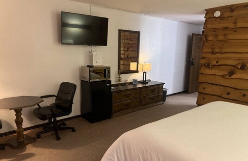 Tomahawk Cabin | Every Room with a Beautiful View of The Wisconsin River *