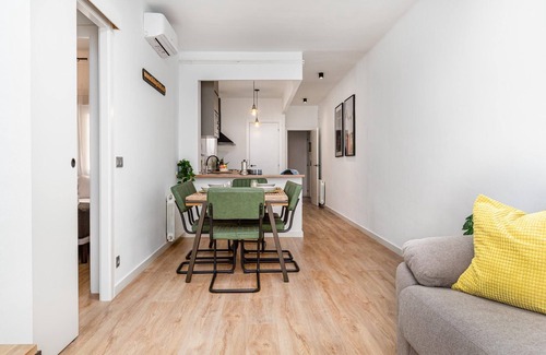 El Poble-sec Apartment | Everything in this completely reinvented 3 bedroom 2 bathroom rare find that can host 7 people