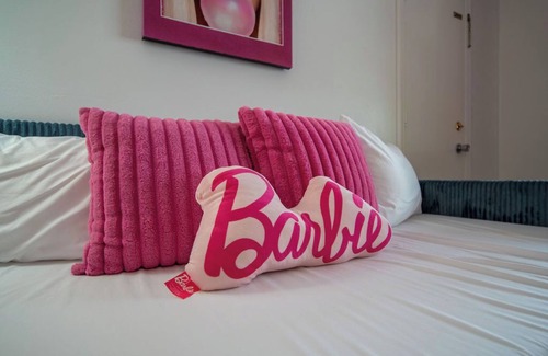 Eureka Springs Resort | Everything is better in PINK!