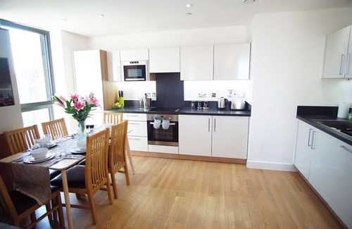 Royal Docks Apartment | Excel Centre | O2 Arena | City Airport w/Parking