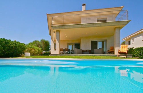 Urbanizacion S'Estanyol Villa | Exceptional villa with pool in first line