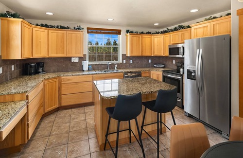 Ronald House | Exceptional Cabin in Roslyn Ridge! Private Pickleball Court and Hot Tub