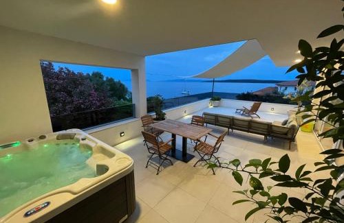 Zavala Apartment | Exclusive 2 Bedroom Seafront Suite with jacuzzi