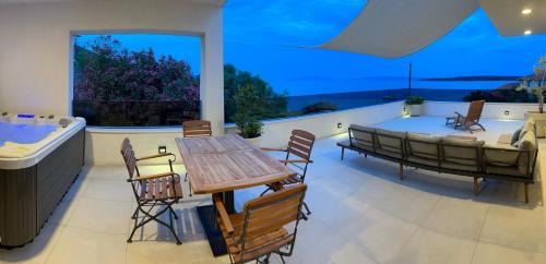 Zavala Apartment | Exclusive 2 Bedroom Seafront Suite with jacuzzi