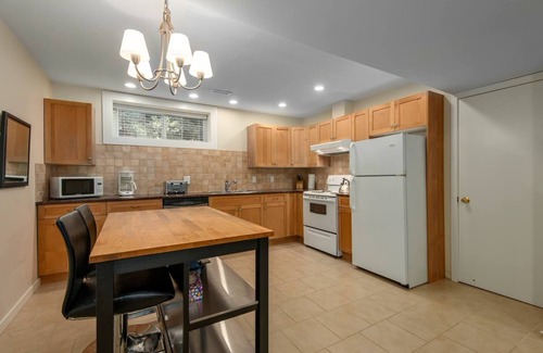 Hollyburn House | Exclusive Spacious Suite with Private Patio