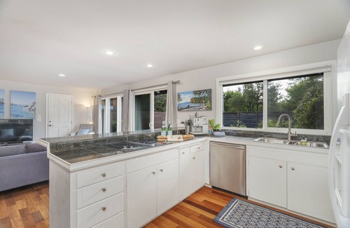 Clyde Hill House | Executive 4BR Home, Clyde Hill, AC, Pet ok, Large Fenced Garden, WIFI, Oct %