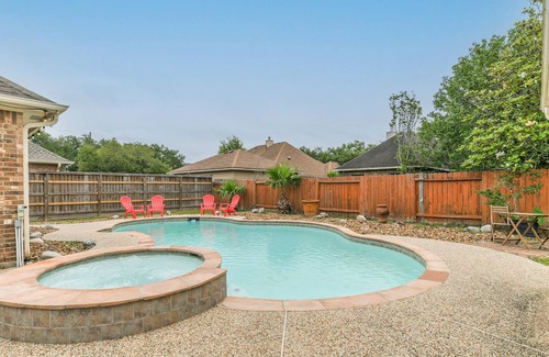 Friendswood House | Executive Estate Villa ~Pool + Hot Tub ~