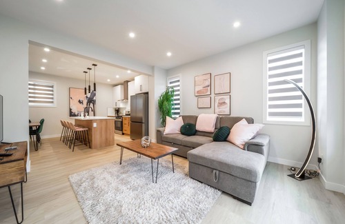 North Central Edmonton House | ExoticLUSHquietRetreatKingBed|WIFI|Parking|WEM