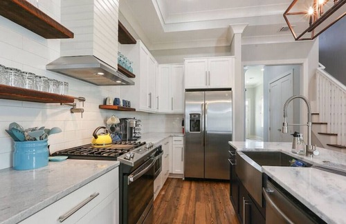 Faubourg Lafayette House | Expansive Modern Luxury Home - Streetcar Adjacent!