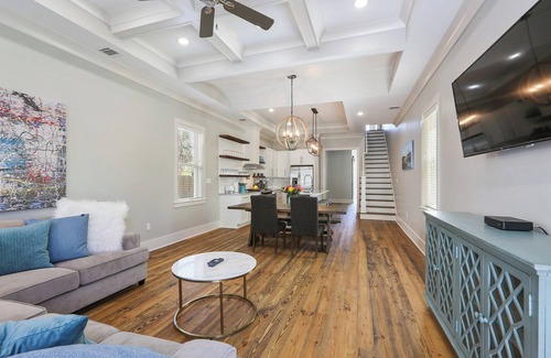 Faubourg Lafayette House | Expansive Modern Luxury Home - Streetcar Adjacent!