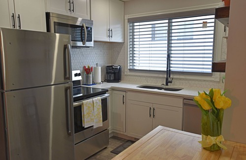Calgary House | EXQUISITE 3BD HOUSE CLOSE TO AIRPORT, PL HOSP, DOWNTOWN, SLEEPS 7