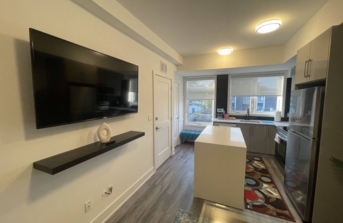 Niagara Falls Condo | Exquisite, bright &modern 2 bedroom condo.