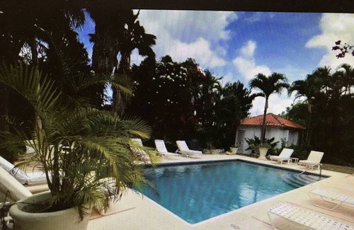Gibbs Bay Villa | Fabulous 2 bedroom villa with pool and 5 min walk to Mullins Beach