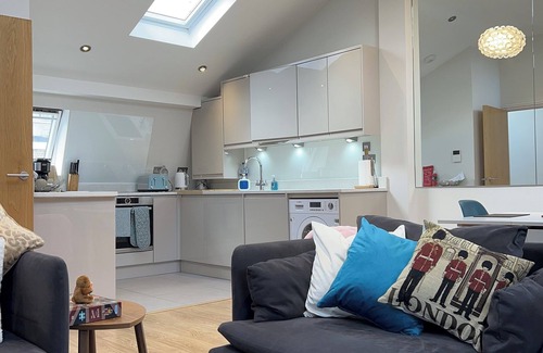 Fitzrovia Apartment | Fabulous Fitzrovia 2 Bed 2 Bath with Early Check-in and Portable Air Con