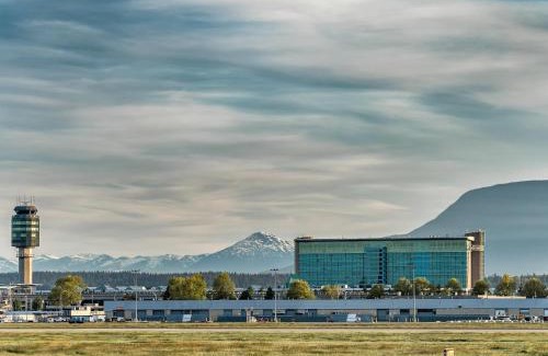Richmond Hotel | Fairmont Vancouver Airport In-Terminal Hotel