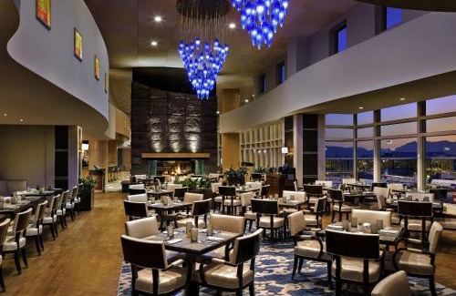 Richmond Hotel | Fairmont Vancouver Airport In-Terminal Hotel