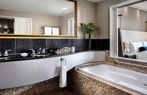 Richmond Hotel | Fairmont Vancouver Airport In-Terminal Hotel