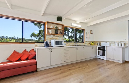Metung House | Fairview Lakeside Cottage with Amazing Views
