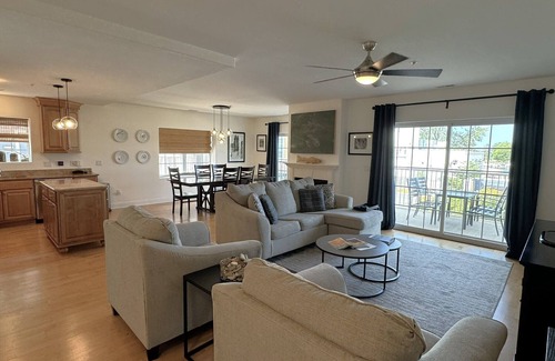 New Buffalo Condo | Fall 2 nt min Perfect Location Condo Pools Walk to all Beach 1.5 blk