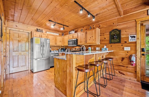 Gatlinburg - Pigeon Forge Cabin | Fall in Pigeon Forge: Gorgeous Cabin/Mtn Views/King Beds/Arcade Games!