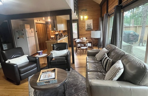 Sunriver Cabin | Fall Promotion- Stay the Weekend Get 1 Night Free 2 Bed 2 bath + Loft 6 SHARC
