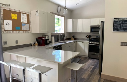 Traverse City House | FALL SPECIAL: Book 2 nights ~ get 1 FREE! NOV-APRILnSlps 14 Near dwntwn. CLEAN!