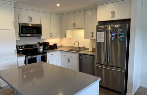 Downtown Leavenworth Condo | Fall & Winter gorgeous in Leavenworth! Hot Tub. Huge, view condo. Walk to town.
