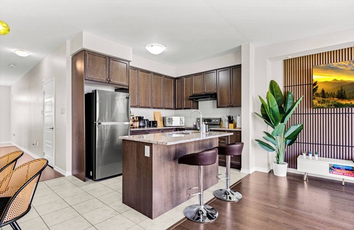 Niagara Falls House | Fallsview Escape|King Bed|10 Mins to Falls|Games