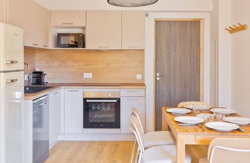 Monetier-les-Bains Apartment | Family apartment for 8, near village, parking included