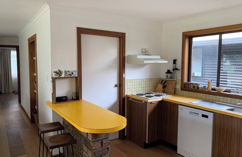Woodside Beach House | Family Beach House. Pet friendly. 5 minute walk to the longest beach in Aus!
