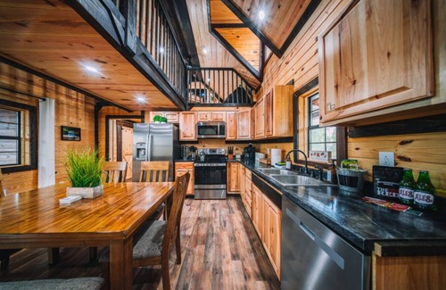 Campton Cabin | Family Cabin | Sleeps 8 | Hot Tub | Pet Friendly