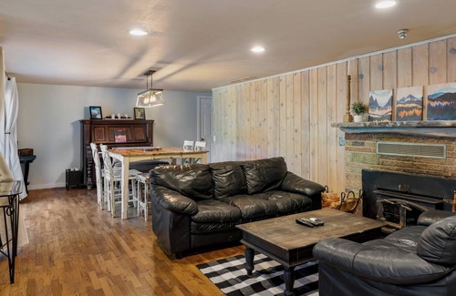 Tanner House | Family Cabin with Golf Green, Tree House & Hot Tub