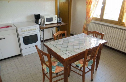 Lorette Apartment | Family-Friendly Gîte with Garden, Near Natural Swimming Area