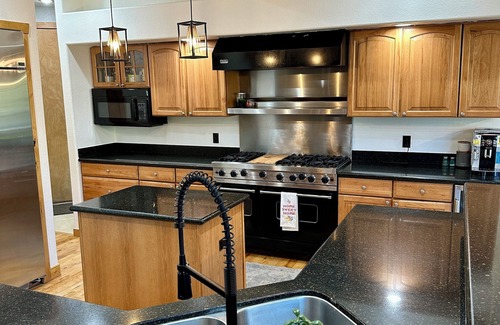 Morrison House | Family friendly home with gorgeous mountain views! 15 minutes to Red Rocks