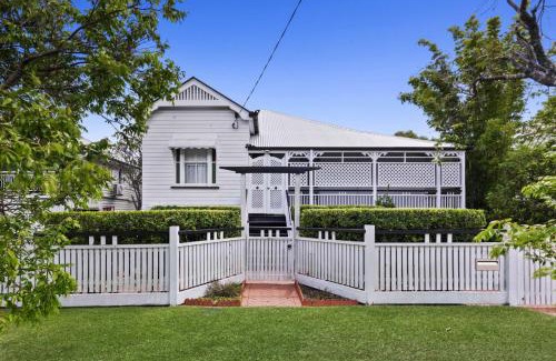 Wooloowin House | Family Friendly, Pool, 9km to City by Custom Bnb Hosting