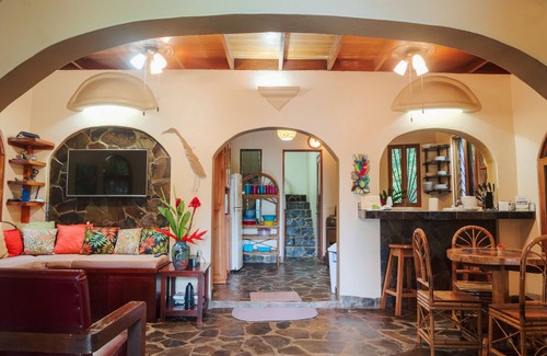 Dominical House | Family Friendly Waterfall Home with pool & Wi-Fi/7p