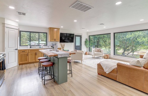 Hoyt House | Family Fun! Lake Eufaula Home w/Wraparound Deck