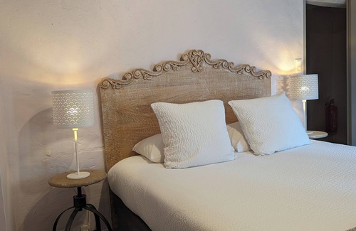 Soyaux House | Family gîte, private terrace, BBQ, sleeps 4