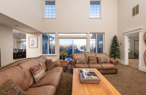 Midway House | Family Getaway-Hot Tub, Ice Castles & Tubing HS home