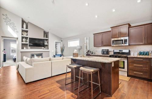 Calgary House | Family Home 4BR - Near Airport! FREE Banff Pass - BBQ - Netflix - Gym - Games!