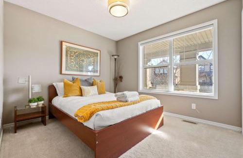Calgary House | Family Home 4BR - Near Airport! FREE Banff Pass - BBQ - Netflix - Gym - Games!