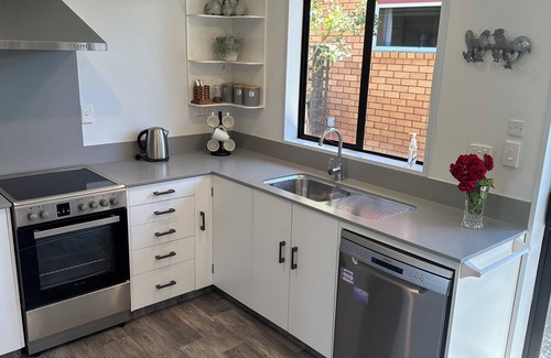 Alexandra House | Family Home close to town. wifi-linen included