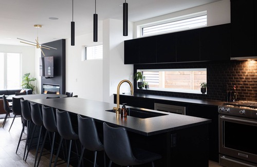 Southeast Edmonton House | Family Home | Rooftop Patio | King | Fire Table | GYM