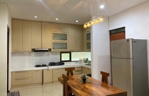 Bandung Villa | Family Only Cozy Villa on Top of Bandung - De Reiz Iris Syariah 4BR