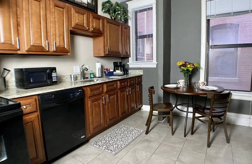 DeBaliviere Place Condo | Family + Pet Friendly, King & Queen beds, steps to Metrolink+ Off-Street Parking