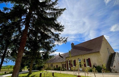 Montaigu-le-Blin Cottage | Family pop'art house, unique decor near Vichy