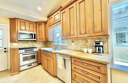 Mount Helix House | Family Retreat - game room & basketball court in La Mesa